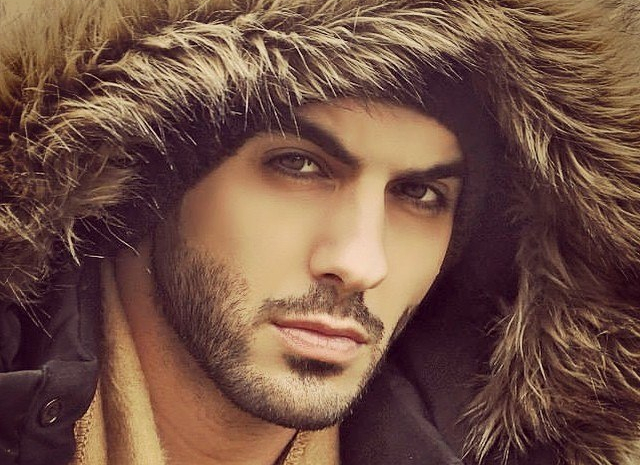 Omar Borkan al Gala w zimowej czapce z futrem