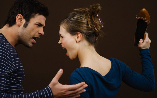 Мужчина и женщина в смешанном браке ссорятся