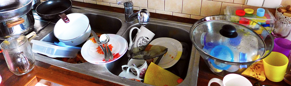 Раковина, полная грязной посуды. (c) Татьяна Войтас