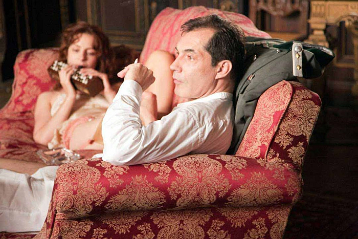Кадр из фильма Ces amours-là. Девушка лежит на диване с мужчиной.