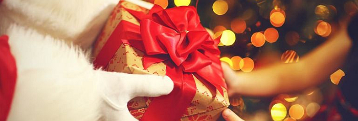 święty Mikołaj przekazuje prezent do rąk dziewczynki na Boże Narodzenie