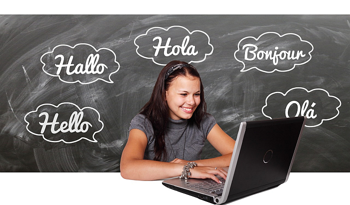 Двуязычие многоязычие девушка сидит с ноутбуком и учит иностранные языки